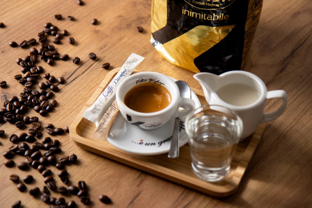 Nápolyi kávé Gyöngyösön Nápolyi kávé Caffè Kenon Espresso Cappuccino Latte Kávé nápolyi pizza banditos gyöngyös blog pizza rendezvény cikk étterem gyöngyös gyöngyös étterem gyöngyös Pizzéria Pizzéria gyöngyös